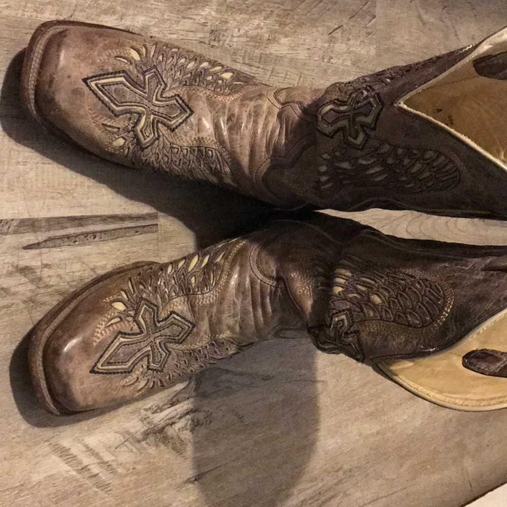 Men’s corral boots from the buckle.